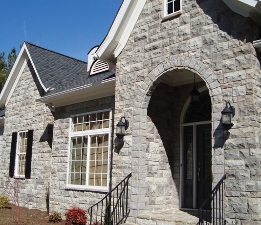 Использование искусственного камня для облицовки и декорирования фасада