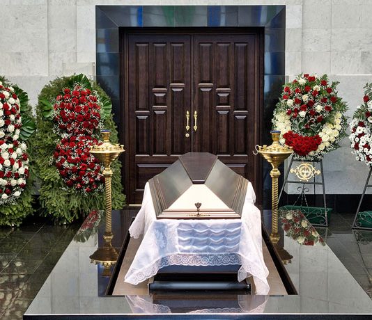 Венок из живых цветов для похорон: как выбрать и как заказать