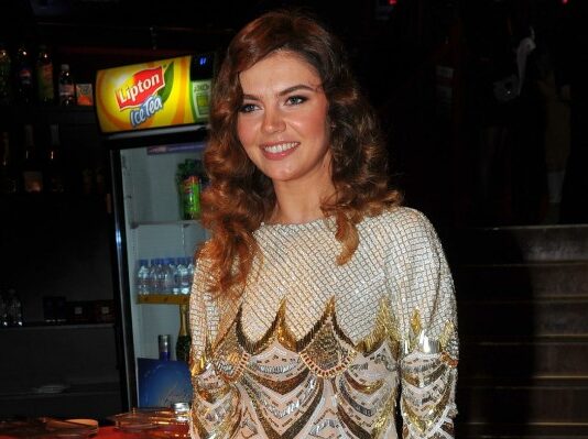 «Царица» Кабаева поразила народ внешним видом