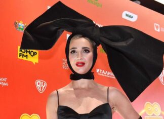 «Главная твоя премьера будет в Кащенко»: Бузову с пропеллером на голове подняли на смех