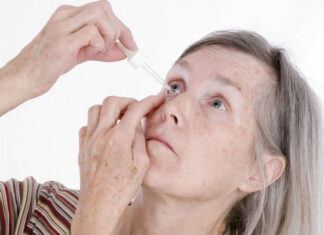 Глазные капли вместо очков для чтения: в США одобрили инновационное лечение