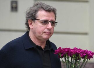 Ходит голышом и сплавляет сына другим людям: что известно о молоденькой жене 63-летнего Ширвиндта