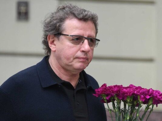 Ходит голышом и сплавляет сына другим людям: что известно о молоденькой жене 63-летнего Ширвиндта