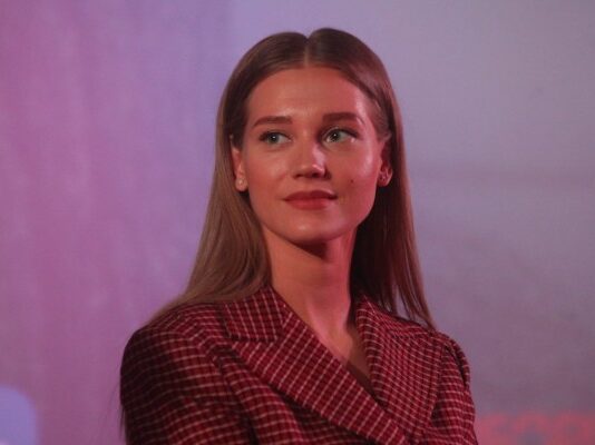 «Мало ли у кого что по бумагам»: грошовая зарплата разведенки Асмус вывела народ из себя