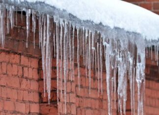 Парковка по цене ремонта: петербургские автомобилисты жалуются на глыбы льда, падающие на машины