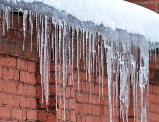 Парковка по цене ремонта: петербургские автомобилисты жалуются на глыбы льда, падающие на машины