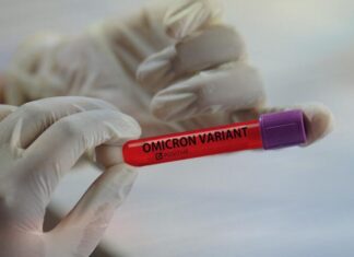 Перечислены необычные симптомы «омикрона»