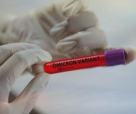 Перечислены необычные симптомы «омикрона»