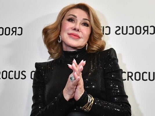 Разрез до пупка: Изголодавшаяся по сексу Успенская сверкнула оголенными бедрами на людях