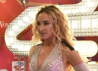 «Сарделька»: перетянутую полуголую Бузову высмеяли за одутловатость