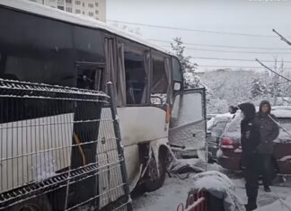 В Саратове автобус с отказавшими тормозами протаранил во дворе 7 машин, пострадали люди (видео)