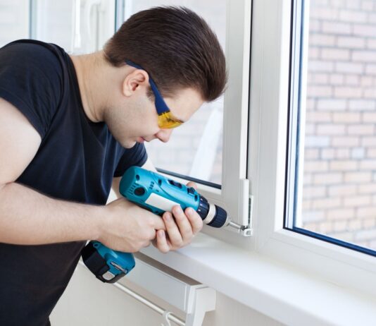 Регулировка пластиковых окон: какие проблемы решает