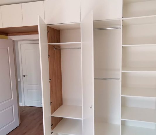 Преимущества распашных шкафов: комфорт и функциональность