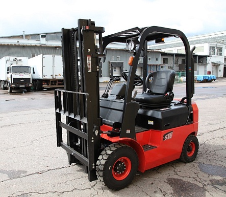 Вилочный погрузчик: универсальный помощник в логистике и производстве