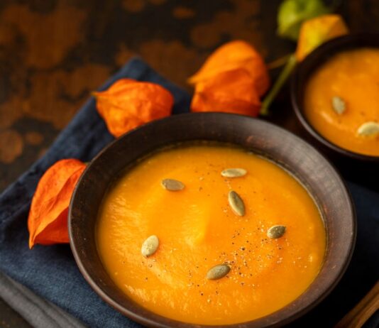 Тыквенная каша с пшеном на молоке в кастрюле