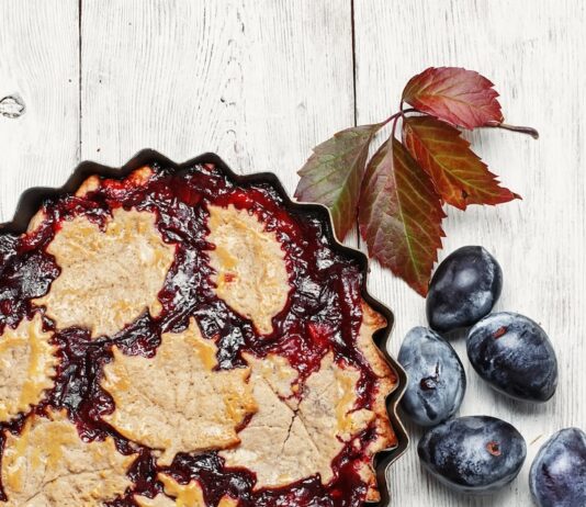 Открытый пирог с вареньем из песочного теста на маргарине