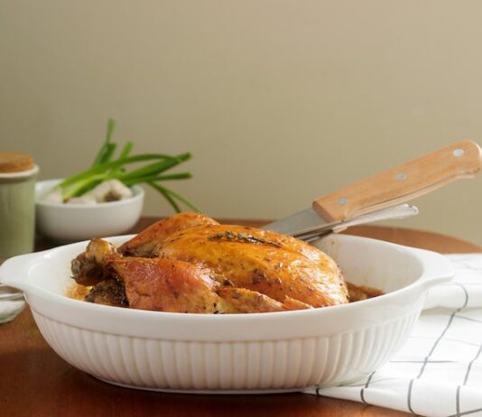 Курица в духовке с майонезом и чесноком на противне