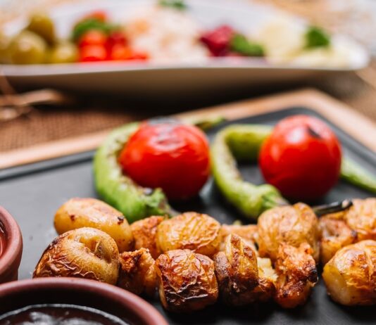 Картофель на мангале с салом на шампурах