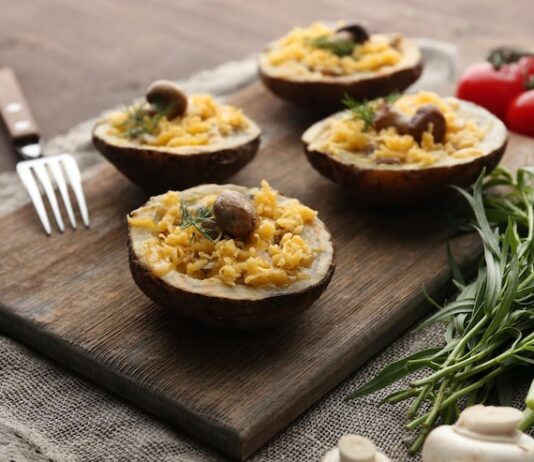 Классический салат с курицей и грибами: простой рецепт слоями