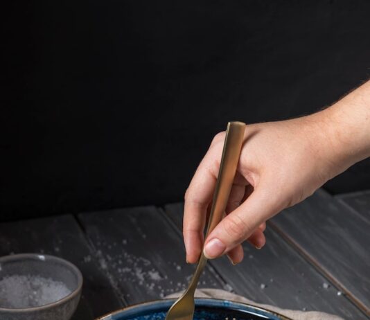 Жарка минтая на сковороде с мукой и яйцом