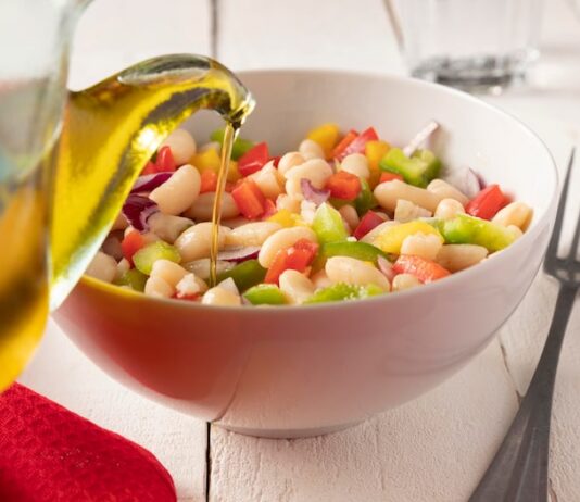 Вкусный салат с вареной фасолью: простой рецепт