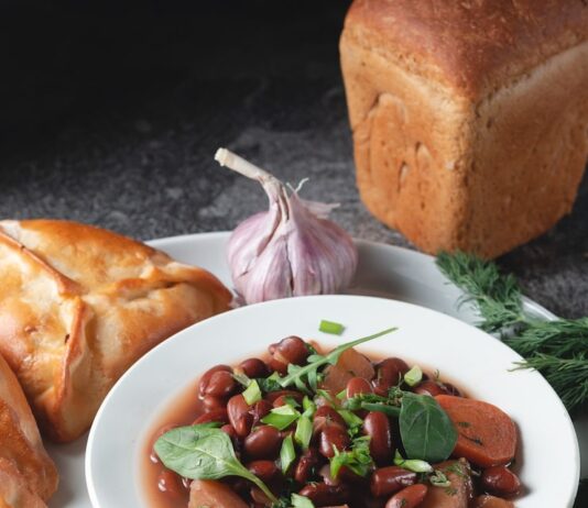 Фасолевый салат с сухариками и колбасой