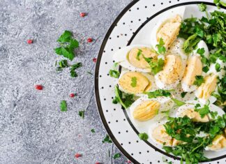 Блинчики с курицей и огурцами: свежий салат на каждый день