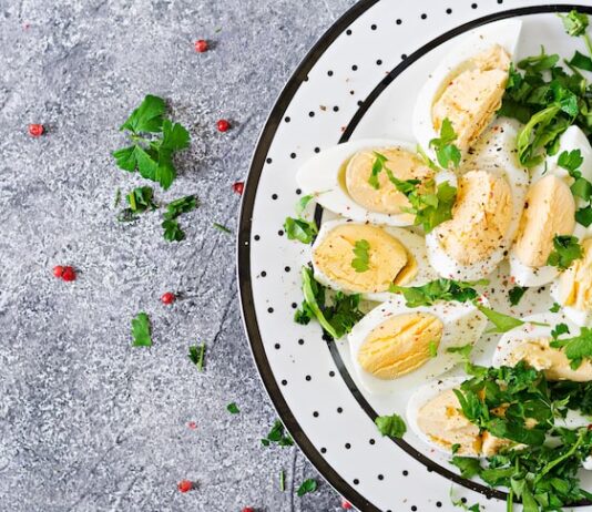 Блинчики с курицей и огурцами: свежий салат на каждый день