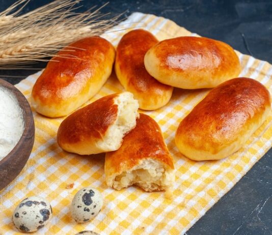 Пирожки с картошкой и грибами в духовке без дрожжей