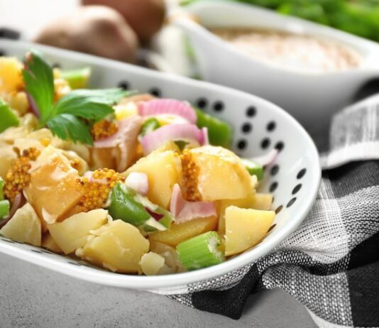 Классический салат с ананасами и курицей