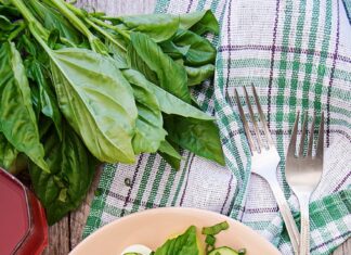 Салат с пекинской капустой, горошком и огурцом с яйцом