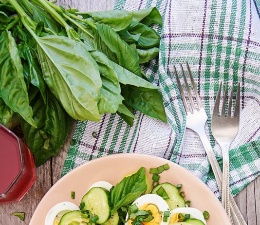 Салат с пекинской капустой, горошком и огурцом с яйцом