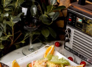 Салат с курицей и грибами: слоями с жареным луком