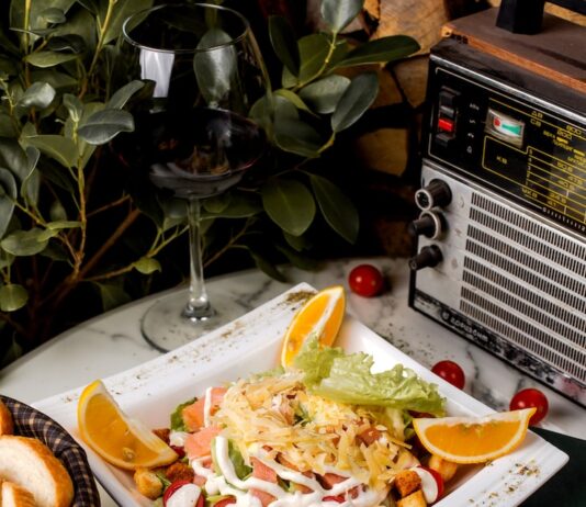 Салат с курицей и грибами: слоями с жареным луком