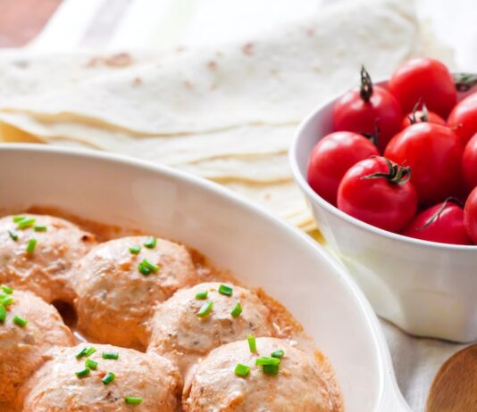 Тефтели в духовке с томатно-сметанной подливкой