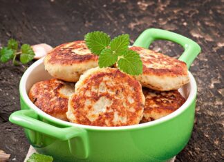 Манные биточки на сковороде