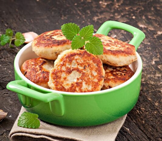 Манные биточки на сковороде