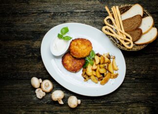 Куриные котлеты с майонезом на сковороде