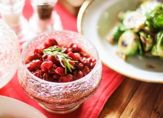 Огурцы с красной смородиной на зиму: рецепты