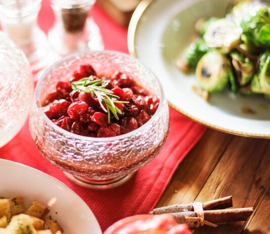 Огурцы с красной смородиной на зиму: рецепты