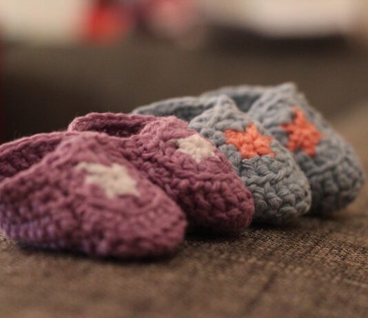 Пинетки для новорожденных спицами: мастер-класс для начинающих на 2 спицах