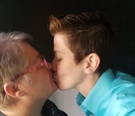 Поцелуй с другом парня во сне: толкование