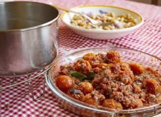 Куриный фарш с томатной пастой на сковороде