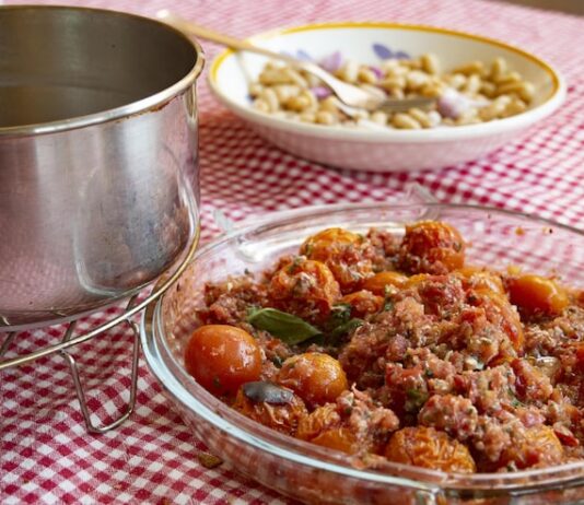 Куриный фарш с томатной пастой на сковороде