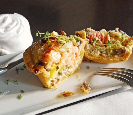 Рыбный пирог в духовке из слоеного теста: рецепты