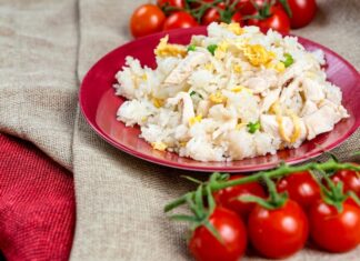 Салат с консервами, рисом и яйцом