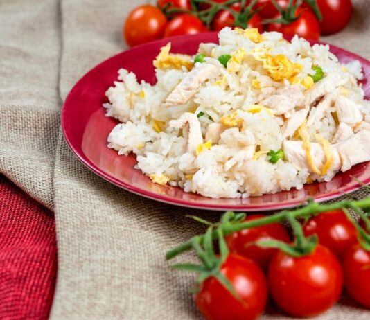 Салат с консервами, рисом и яйцом