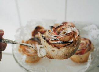 Булочка с корицей и кремом: название и рецепт