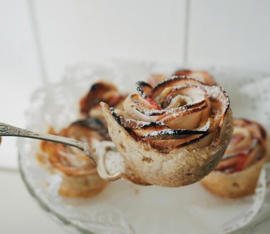 Булочка с корицей и кремом: название и рецепт