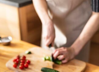 Куриная печень с луком и сметаной на сковороде